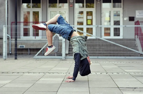 Breakdancer na rua — Fotografia de Stock