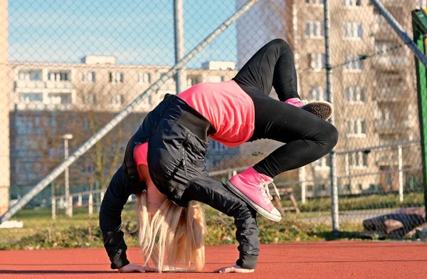 Jovem loira dançando dança break dance — Fotografia de Stock