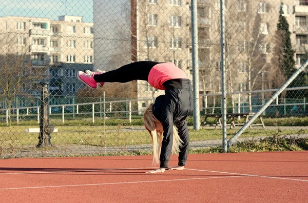 Mladá blondýnka tančící break dance — Stock fotografie