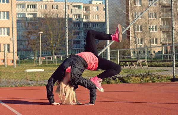 Mladá blondýnka tančící break dance — Stock fotografie