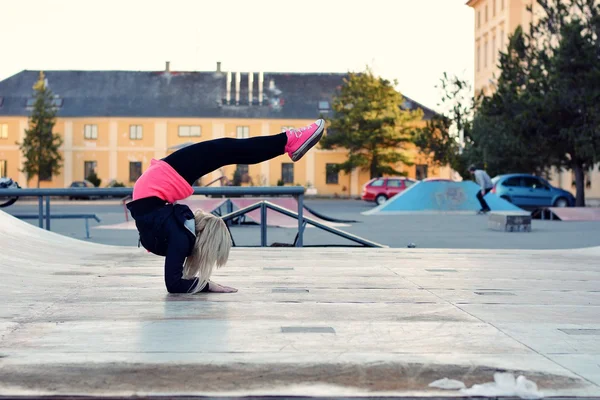 Young blond girl dancing break dance — Stock Photo, Image