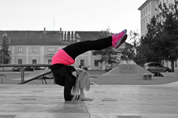 Mladá blondýnka tančící break dance — Stock fotografie