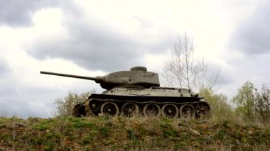 mmilitary tank ve rüzgarda akan bulutlar