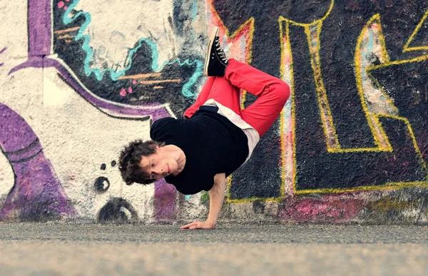 Adolescent dansant dans la rue — Photo