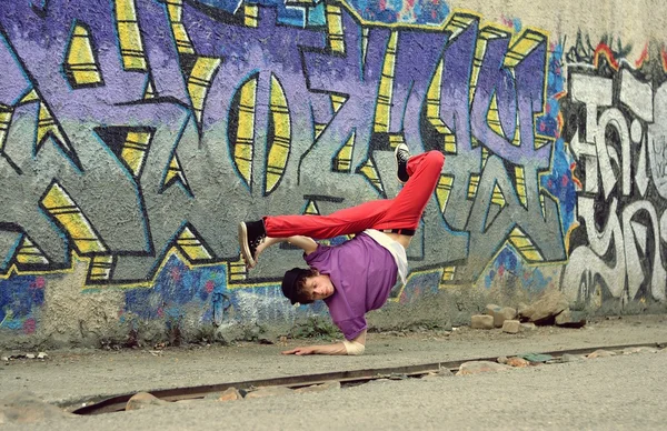 Teenager dancing on the street — Stock Photo, Image