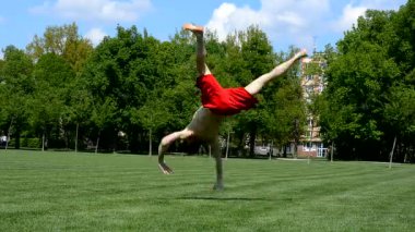 parkta Break dance dans çocuk