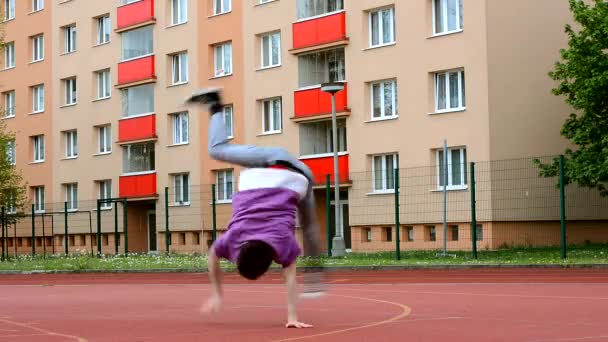 Підліток танцює танець перерви на вулиці — стокове відео