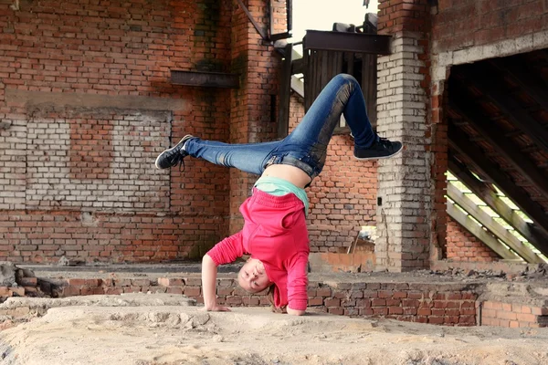 Teenager dancing in the old brickworks — Stock Photo, Image