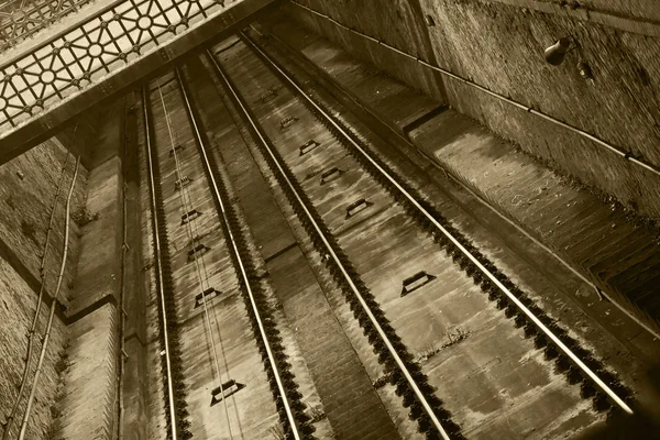 Rails em um túnel — Fotografia de Stock
