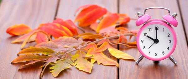 Oranje Rode Herfstbladeren Klok Bruine Houten Ondergrond Valspandoek — Stockfoto