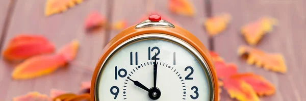 Reloj Naranja Hojas Otoño Otoño Banner Horario Verano — Foto de Stock