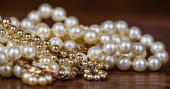 Vánoční dárek šperky nakupování pro ženy, krásné bílé zlaté perly banner