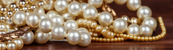 Vánoční Dárek Šperky Nakupování Pro Ženy Krásné Bílé Zlaté Perly — Stock fotografie