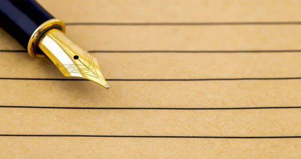古旧的金色钢笔在一个空笔记本上 书法横幅 — 图库照片
