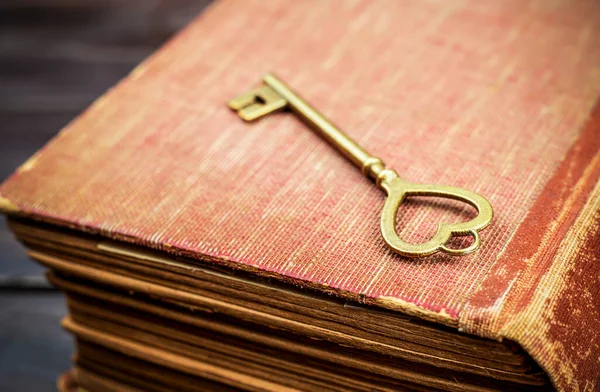 Χρυσό Κλειδί Σχήμα Καρδιάς Ένα Παλιό Βιβλίο Ιστορία Αγάπης Ημέρα — Φωτογραφία Αρχείου