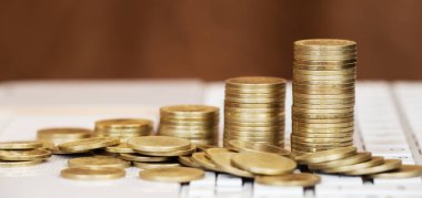 Altın paralar beyaz dizüstü bilgisayarda klavyede. Çevrimiçi iş, başarı afişi.