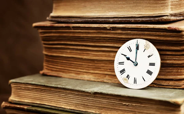 Старые Книги Старинные Антикварные Часы Время Рассказов Рассказов Прошлое — стоковое фото
