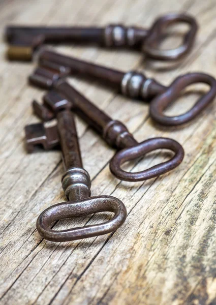 Ahşap Arka Planda Eski Tip Demir Anahtarlar Kaçış Odası Oyunu — Stok fotoğraf