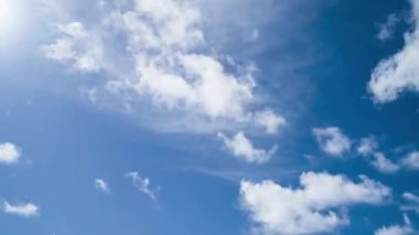 Güzel Mavi Gök Hızla Yürüyen Beyaz Bulutlar Gündüz Zamanlaması