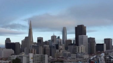 San Francisco şehrinin yükselen destansı ayı. Gündüz vakti gökyüzü. Gece Zaman Çizelgesi 8k.