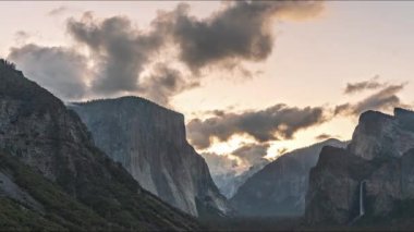Güzel Gündoğumu Tüneli Manzarası Yosemite Ulusal Parkı Zaman Kaptanı Yarım Kubbe Şelalesi