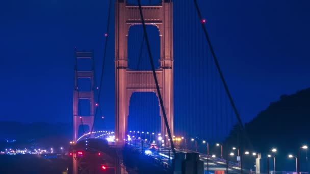 Golden Gate Bridge Närbild Blå Timme Trafik Timelapse — Stockvideo