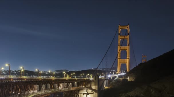 Golden Gate Bridge Close Blue Hour Timelapse Tráfico — Vídeos de Stock