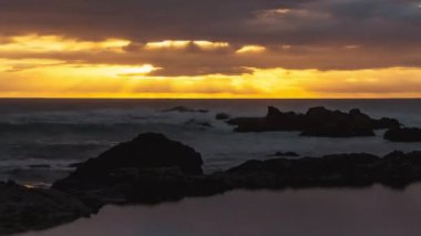 Bulutları delen Işık Işınlarıyla Güzel Okyanus Günbatımı