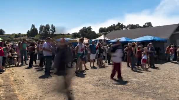Dünyanın Büyük Somon Barbeküsü Fort Bragg Kalabalığı Halkı Zaman Ayarı — Stok video