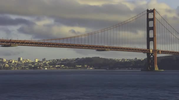 San Francisco Cityscape Låg Vinkel Golden Gate Bridge Cloud Timelapse — Stockvideo
