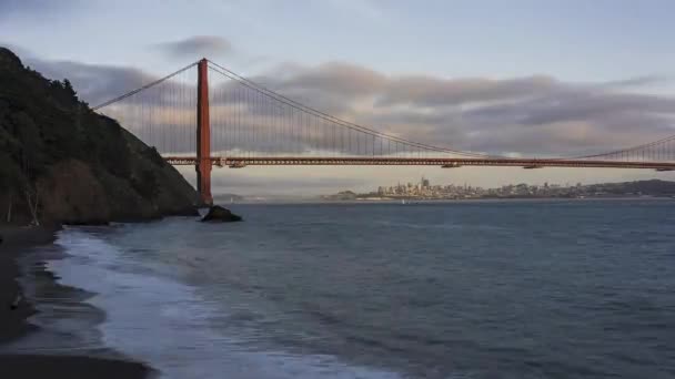 San Francisco Cityscape Låg Vinkel Golden Gate Bridge Cloud Timelapse — Stockvideo