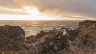 Güzel Okyanus Günbatımı Renkli Zaman Kayası Önplan Zaman Çizelgesi