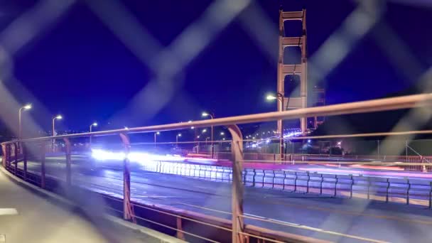 Golden Gate Bridge Blå Timme Trafik Genom Kedja Länk Staket — Stockvideo