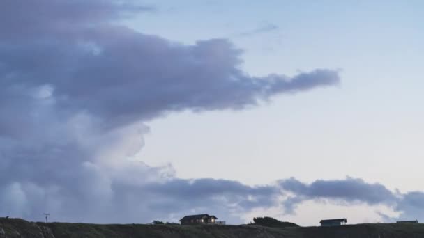 Nubes Grises Pasando Por Silhouetted Homes Blue Hour Timelapse — Vídeos de Stock