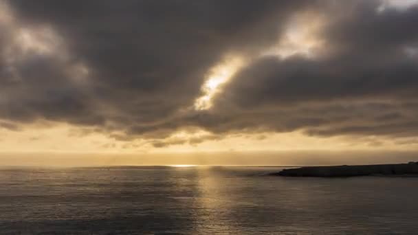 Raggi Sole Che Splendono Tra Nuvole Tramonto Noyo Harbor Timelapse — Video Stock