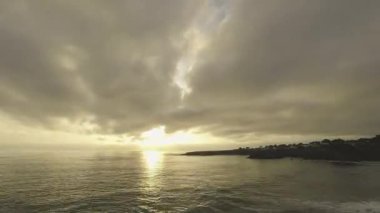 Siluetli Kasaba Zamanlaması ile Mendocino Körfezi üzerinde Bulutlu Günbatımı