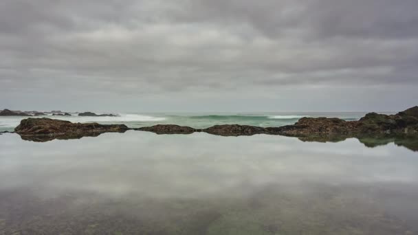 潮溜まりの海のタイムラプスに反射する雲 ガラスビーチカリフォルニア — ストック動画
