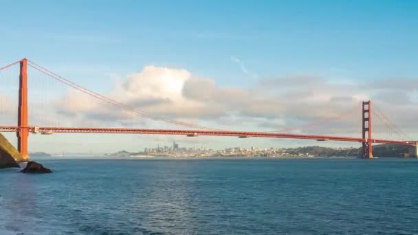 Golden Gate Bridge Framing San Francisco Skyline Blue Sky Timelapsekirby — Vídeo de stock