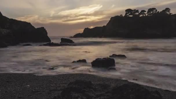 Rychle Pohybující Oceán Západ Slunce Timelapse Siluetted Skály Zatažená Obloha — Stock video