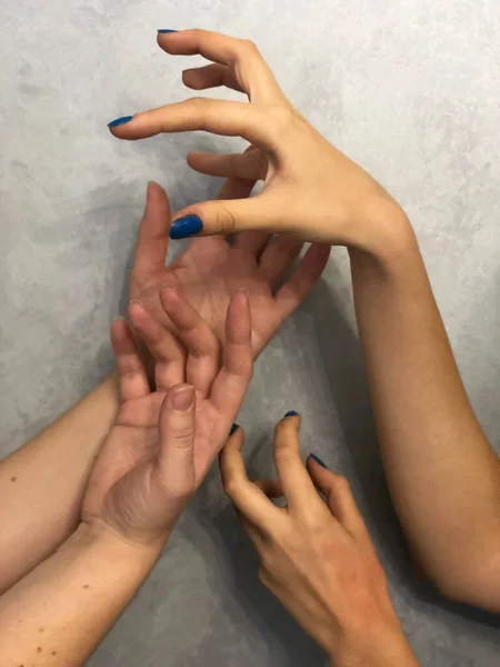 Quatro meninas mãos juntas — Fotografia de Stock