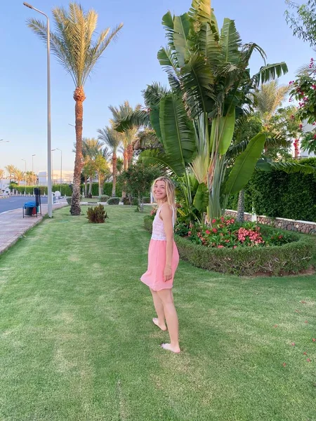 Girl Pink Dress Palm Summer — Stock Photo, Image