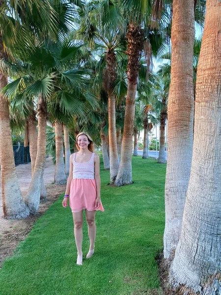 Girl Pink Dress Palm Walk — Stock Photo, Image
