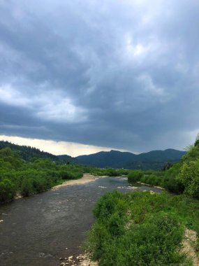Skole Yağmurlu Günü. Nehirle Doğa Manzarası.