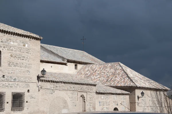 Kirche in Toledo, Sturm im Hintergrund — Stockfoto