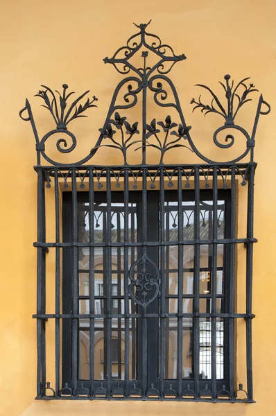 Sarı duvarda pencere