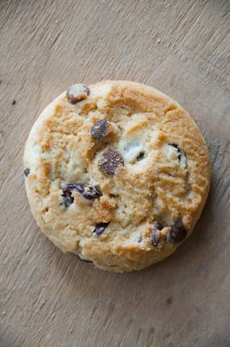 Çikolata parçacıklı kurabiye.