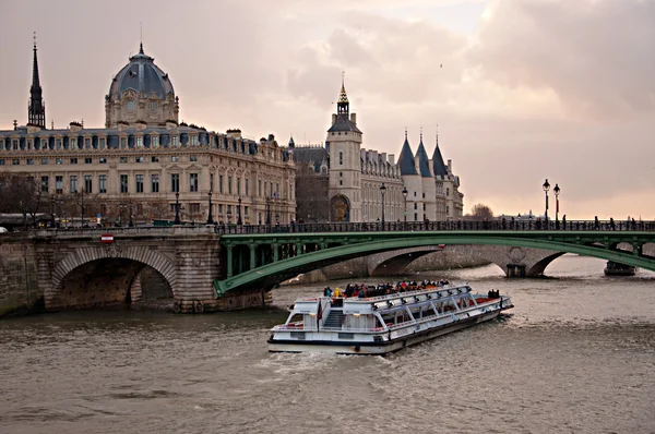 seine Nehri'ne ve Paris conciergerie 
