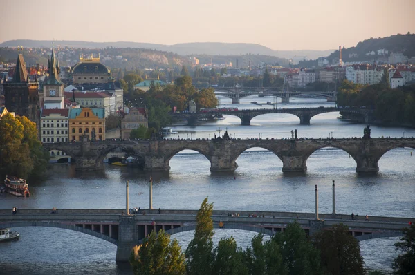 gün batımında Prag üzerinde göster