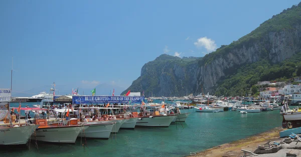 Port morski turystyczny. Capri, Włochy — Zdjęcie stockowe