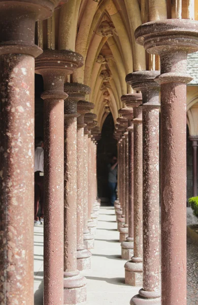 Colonnato nel castello medievale. San Michel, Francia — Foto Stock